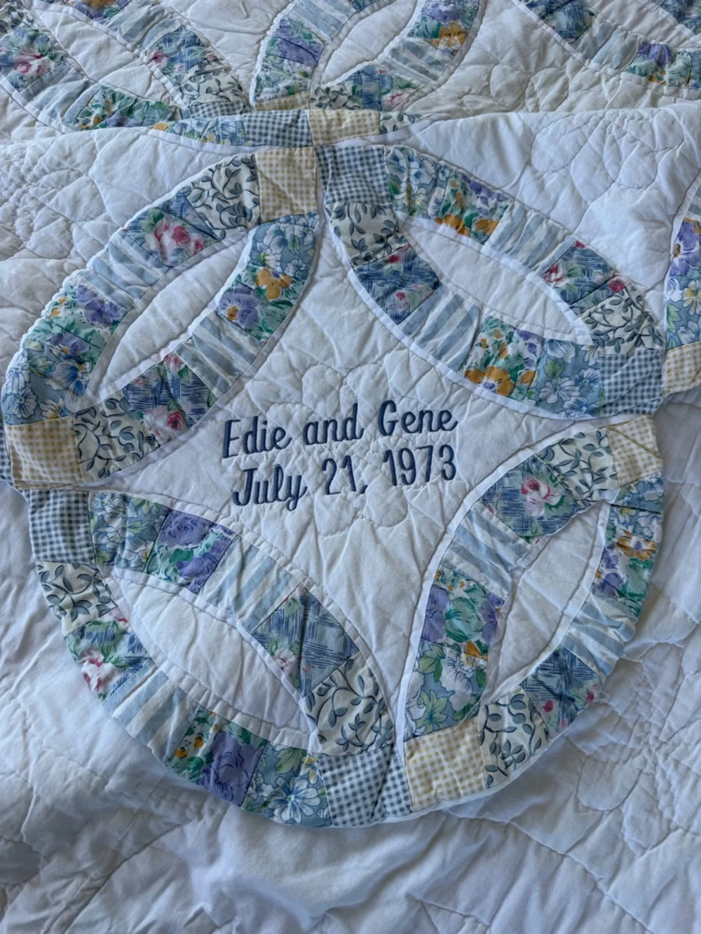 VTG Double Wedding Ring Quilt Hand Quilted Scalloped Edges Cottage Shabby King